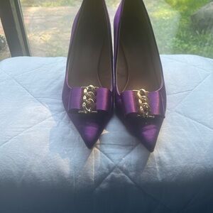Elegant Purple Women's Shoes with Gold Chain Accent